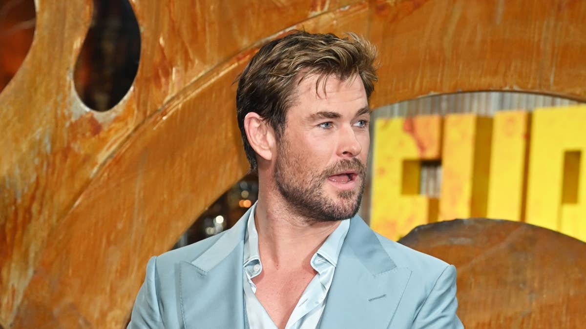 chris hemsworth s hilarious airport blunder left his son stranded and wife elsa