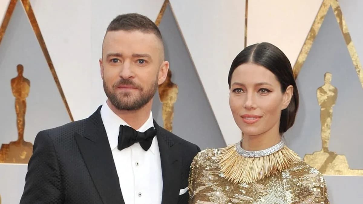 Justin Timberlake and Jessica Biel walking hand-in-hand on a New York City street, both wearing matching all-black outfits and sunglasses