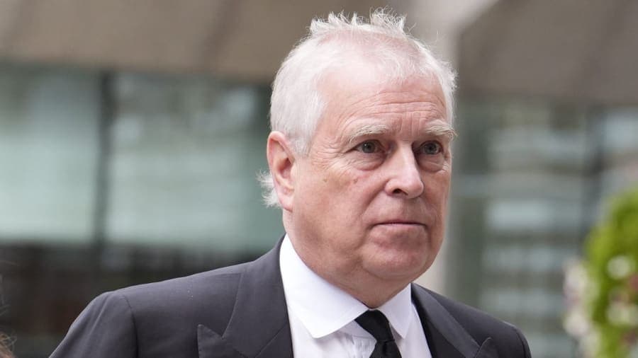 buckingham palace received 30 000 emails showing prince andrew s secret briefing