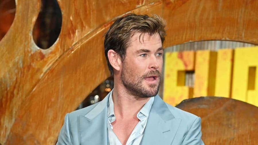 chris hemsworth s hilarious airport blunder left his son stranded and wife elsa
